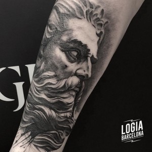 tatuaje_brazo_zeus_Logia_Barcelona_Jas